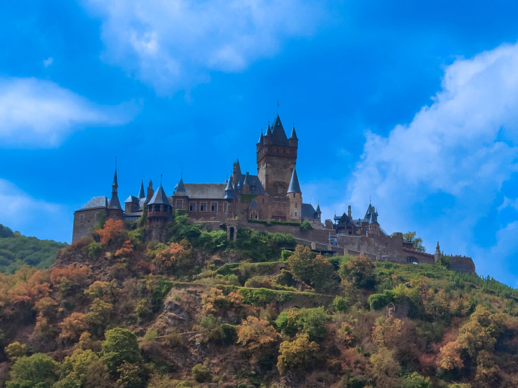 Reichsburg Cochem vom östlichen Moselufer aus