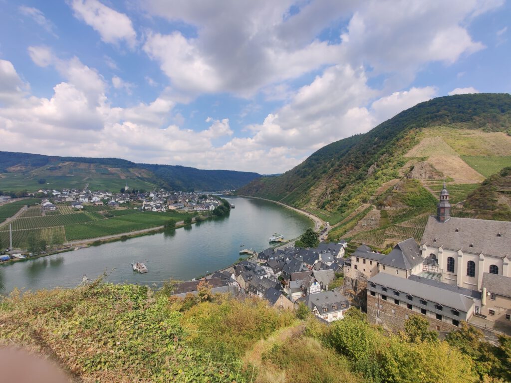 Ausblick auf das Moseltal von der Burg Metternich