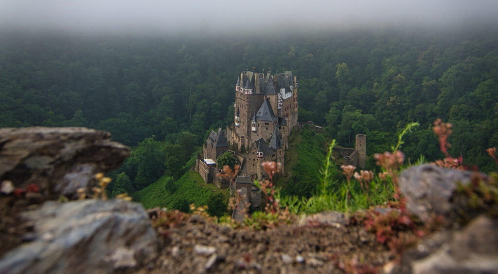 Burg Eltz mit tiefhängenden Wolken